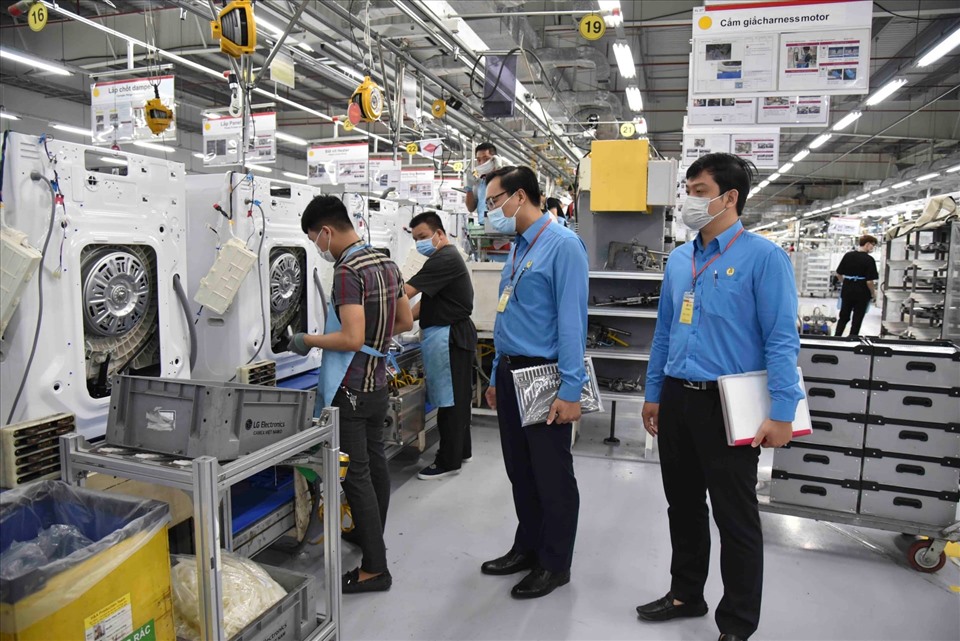 Công ty cần đảm bảo môi trường làm việc cho lao động