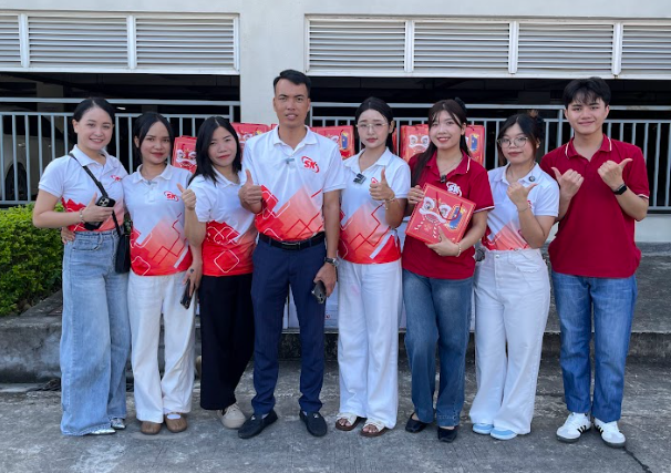 Đội ngũ nhân viên SK Việt Nam trao quà Trung thu cho lao động tại TPLink