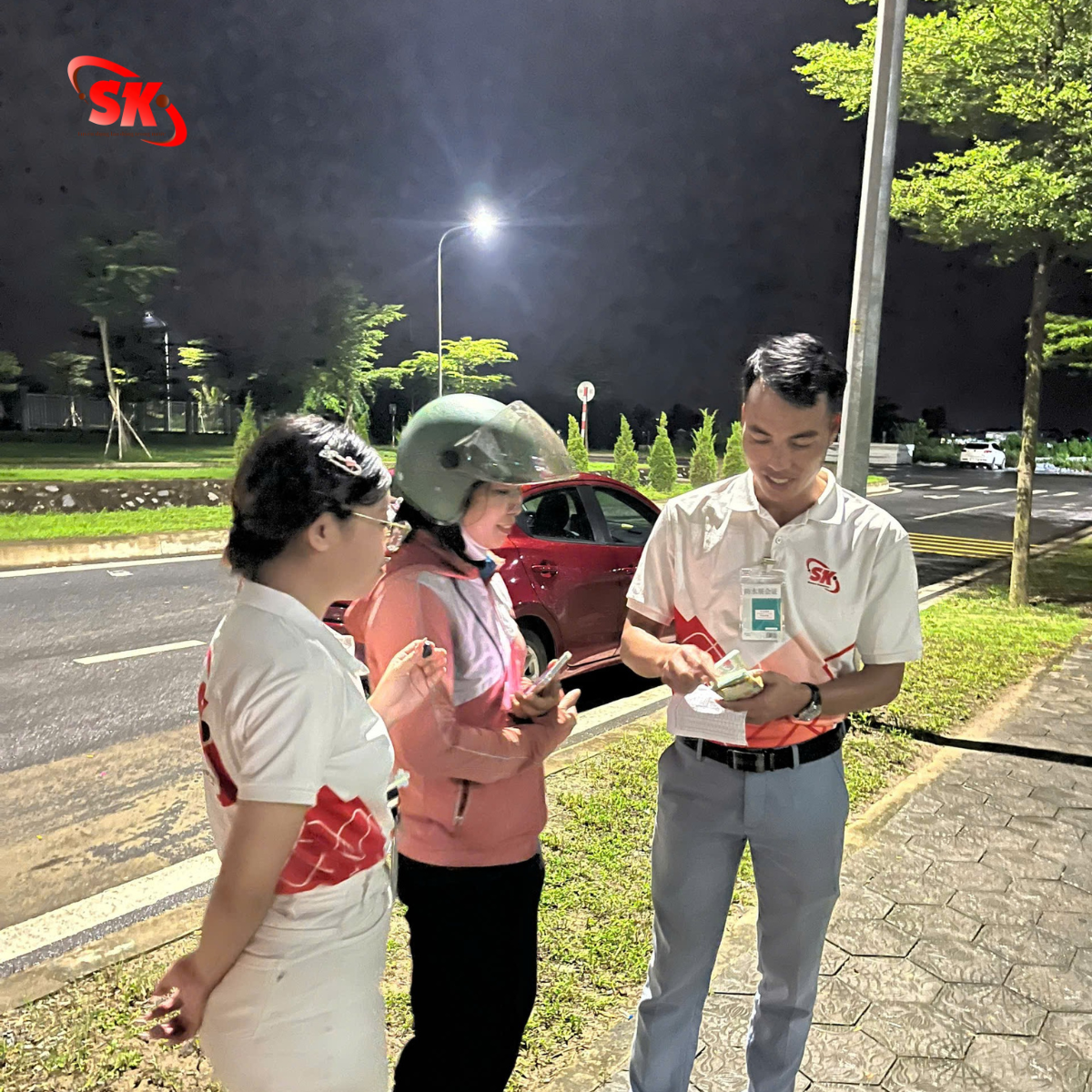 SK Việt Nam trao thưởng cho công nhân chính thức của Biel khi đi qua SK