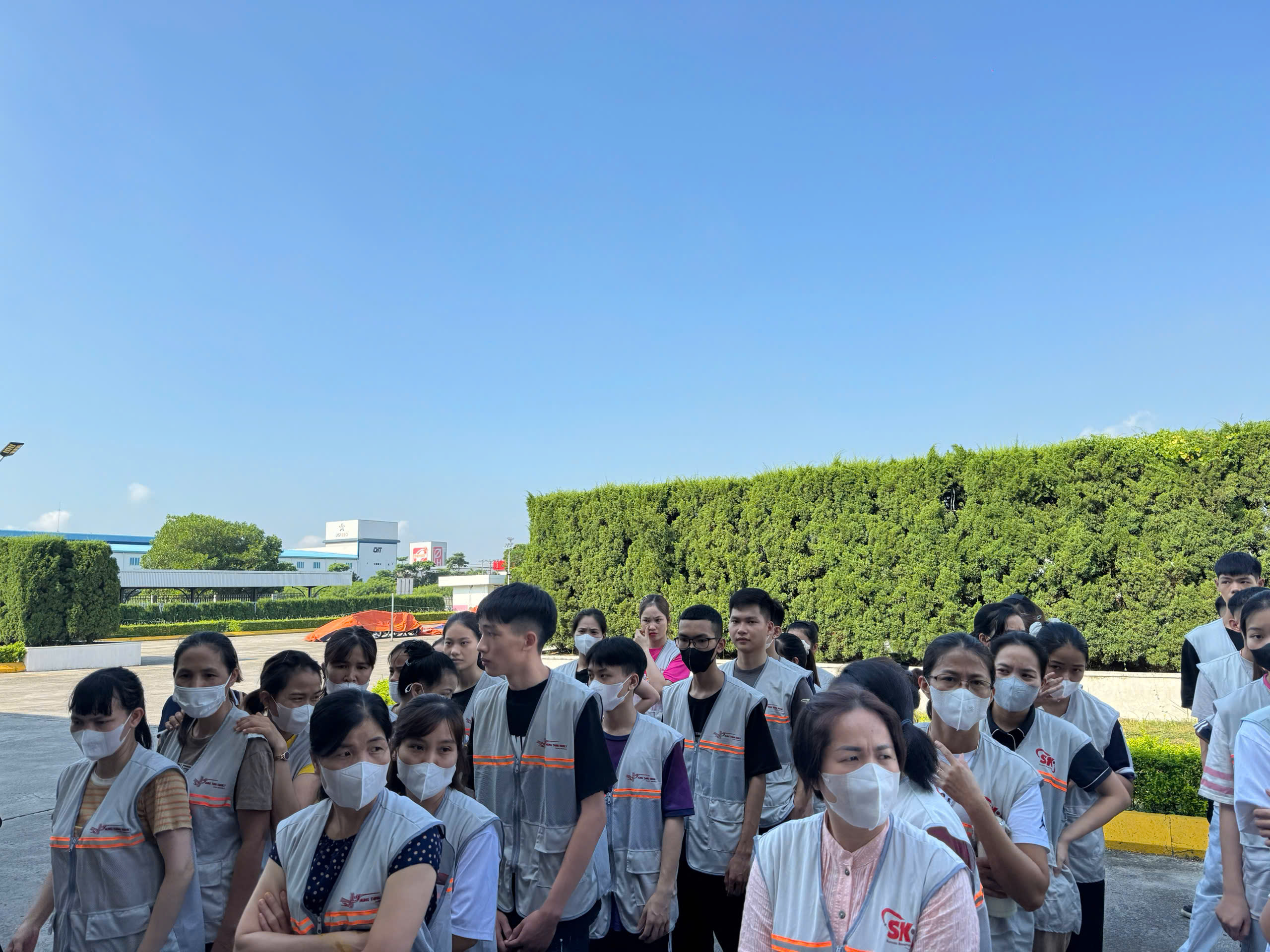 Công nhân lao động thời vụ của SK đi làm tại nhà máy