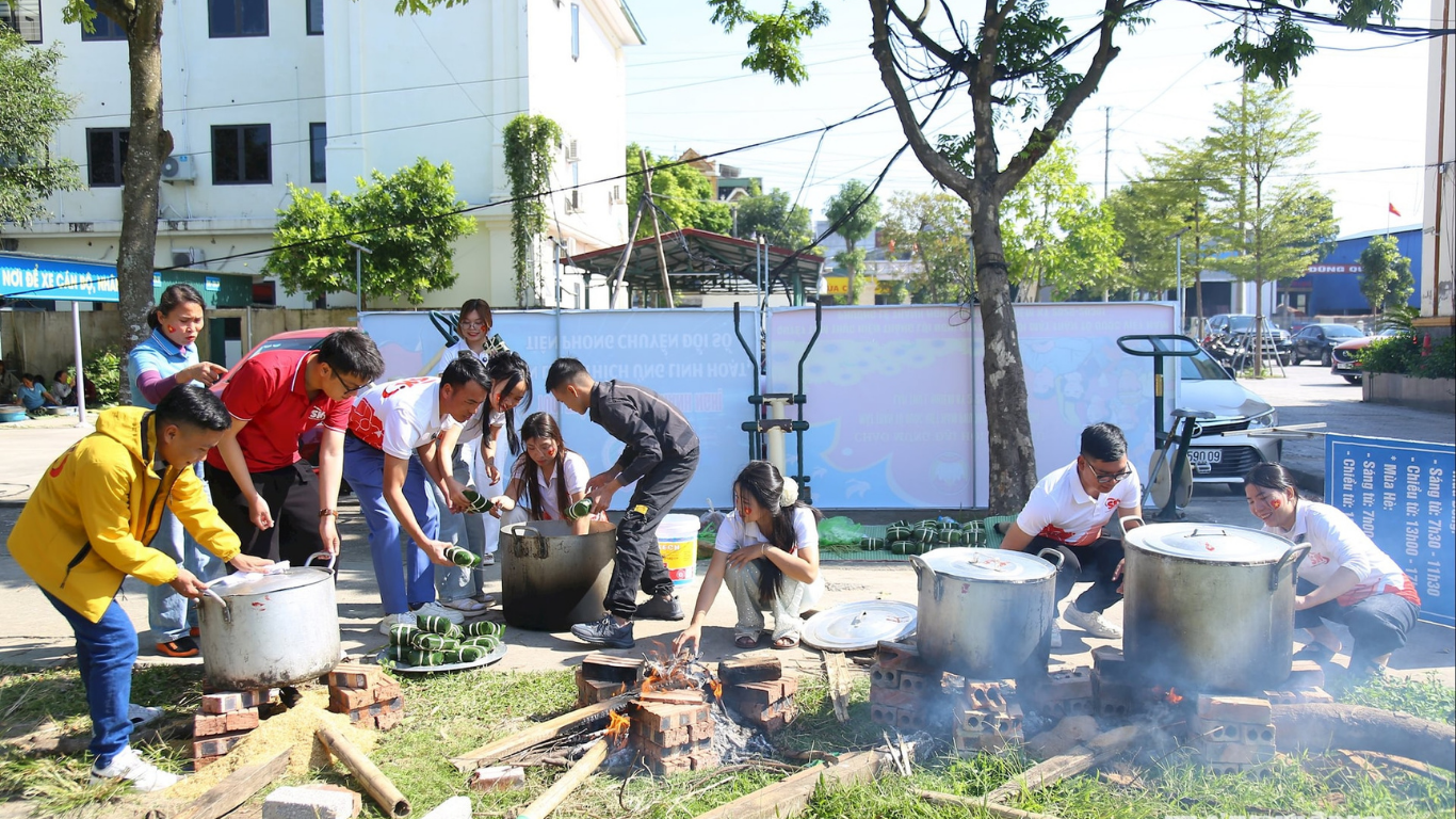 Hoạt động gói bánh chưng ủng hộ đồng bào mùa lũ mang ý nghĩa lớn đối với SK Việt Nam