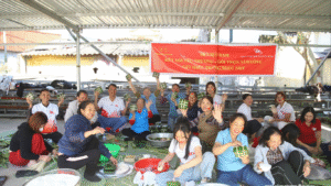 Những chiếc bánh gói gọn tấm lòng cổ vũ gửi miền Trung của SK và các bên thiện nguyện