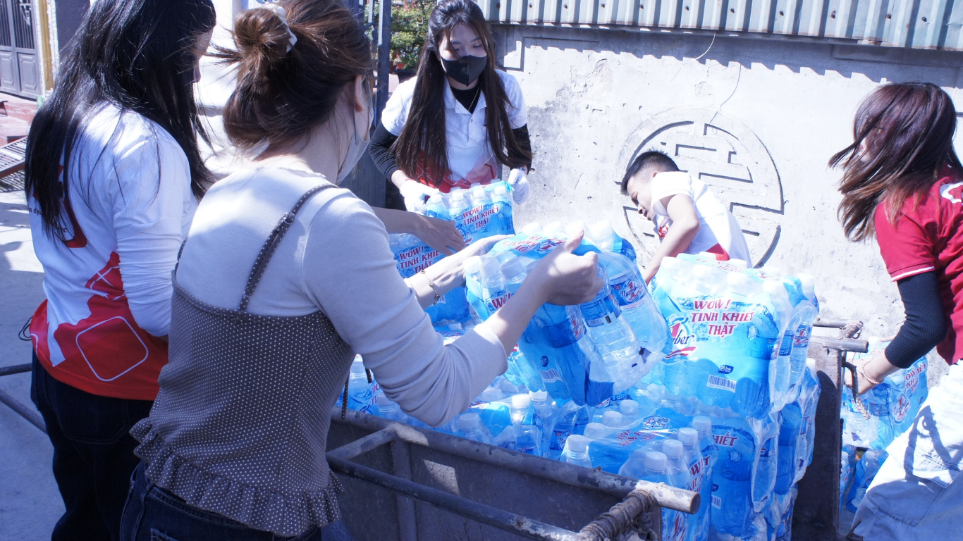 Đội ngũ nhân viên của SK chung tay di chuyển nhu yếu phẩm kịp chuyến xe ủng hộ đồng bào miền Trung