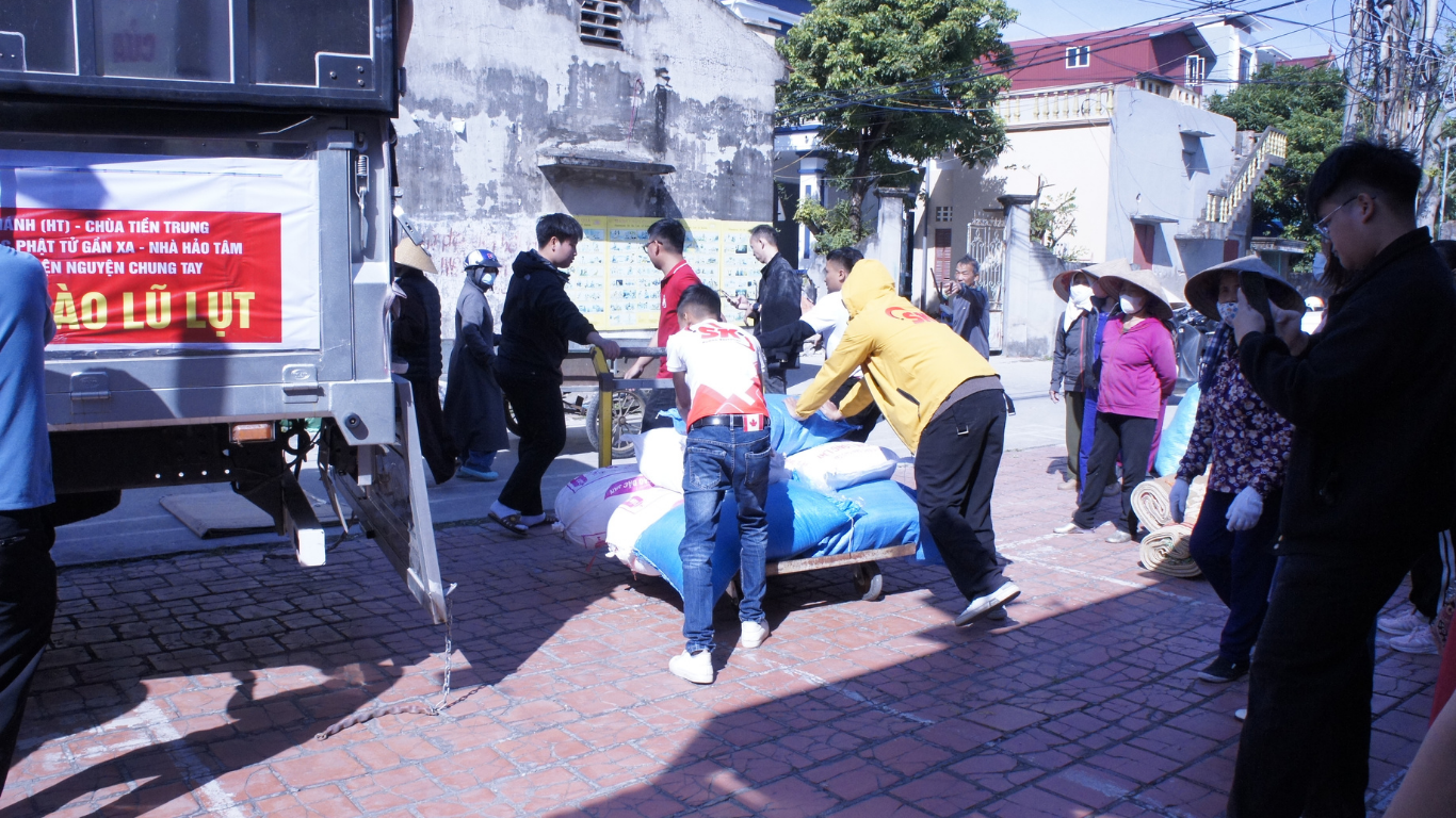 Những bao gạo hỗ trợ của SK được di chuyển lên xe chuẩn bị cho chặng đường vào miền Trung