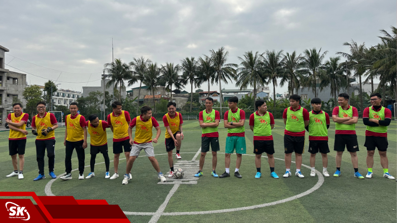 Dàn nhân viên nam SK chuẩn bị sẵn sàng cho trận đấu bóng đá nam
